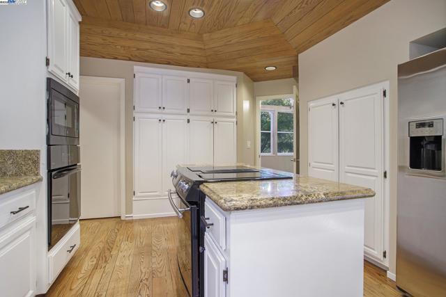 3 BLACKHAWK CLUB CT, Danville CA: https://media.crmls.org/mediaz/e904a2fc-392a-4d9a-bec7-560bd5693b7c.jpg