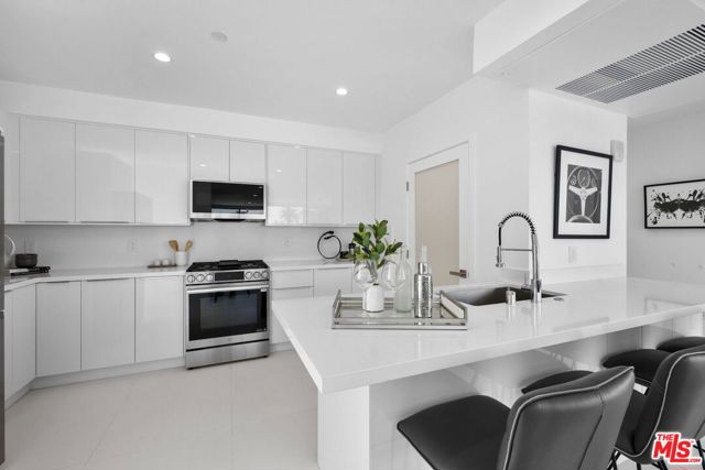 621 N Kings Road, West Hollywood CA: https://media.crmls.org/mediaz/e904c679-2df0-4384-98c7-9e9ada93b942.jpg