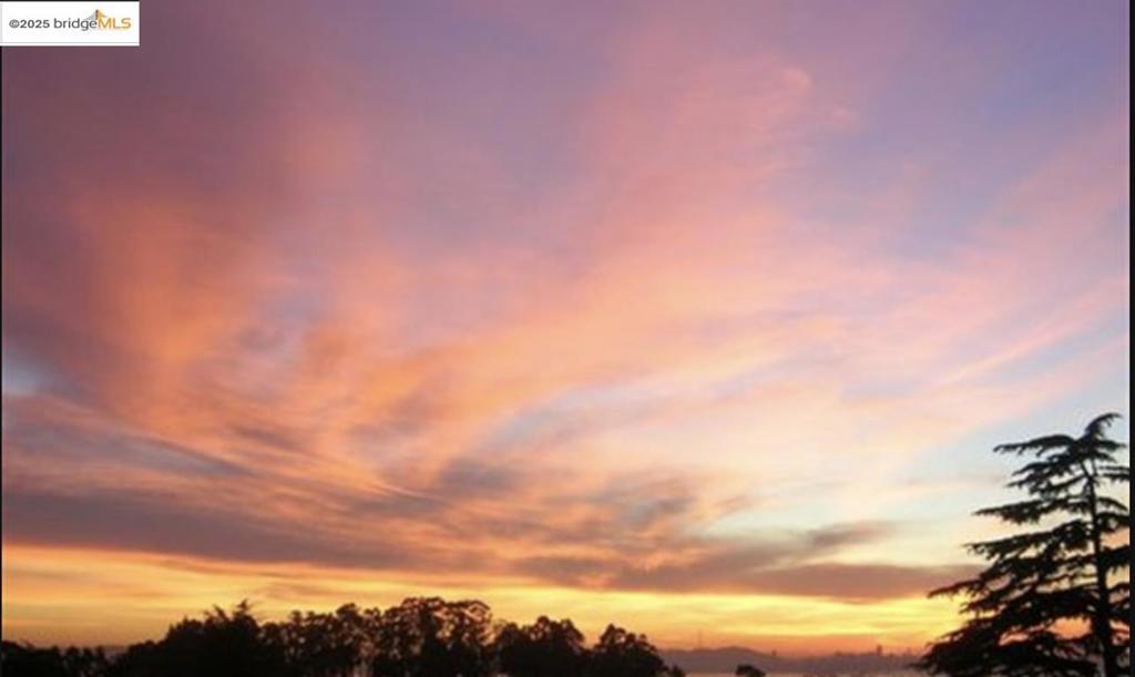https://media.crmls.org/mediaz/e904d161-89fe-4b62-ae1b-bb9f1743e681.jpg?preset=X-Large