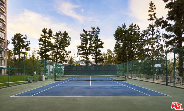 100 S Doheny Drive, Los Angeles CA: https://media.crmls.org/mediaz/e9055713-2026-42fc-8f0a-0218aab31841.jpg