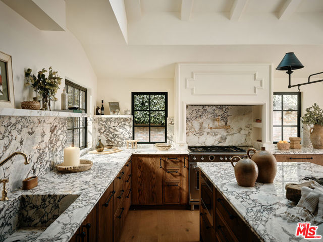 1524 Sunset Plaza Drive, Los Angeles CA: https://media.crmls.org/mediaz/e905a6ac-de59-42e7-8018-42a4398deef3.jpg