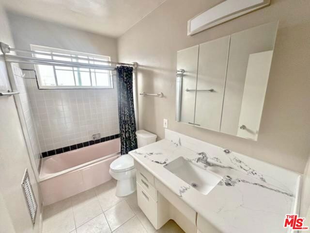 1001 Hammond Street, West Hollywood CA: https://media.crmls.org/mediaz/e905e3ef-5170-41ff-8332-6e96d1b88f0f.jpg
