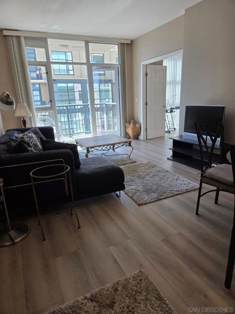 530 K St, San Diego CA: https://media.crmls.org/mediaz/e9069846-799b-407a-bfbf-6f04ca2ef194.jpg