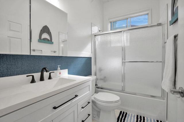 45180 Debbie Drive, La Quinta CA: https://media.crmls.org/mediaz/e9084e31-cd66-4a37-a20a-9cd59f298391.jpg