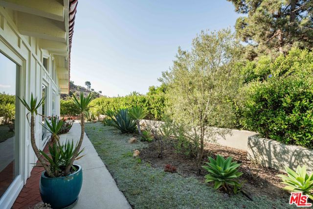 1200 El Hito Circle, Pacific Palisades CA: https://media.crmls.org/mediaz/e908e757-2731-46a8-9f09-cf5277f6c7c7.jpg