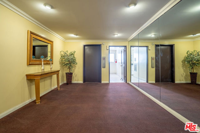 818 S Lucerne Boulevard, Los Angeles CA: https://media.crmls.org/mediaz/e9092101-4149-48a4-99ae-eb49de9b87cd.jpg