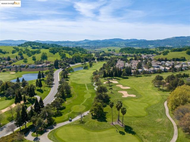 3266 Congressional Cir, Fairfield CA: https://media.crmls.org/mediaz/e90b03a3-aa9c-454c-917c-3695b20afb8f.jpg