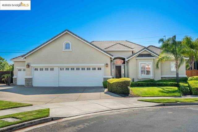 2981 Atherton Pl, Brentwood CA: https://media.crmls.org/mediaz/e90bd993-d715-46fe-a8a1-693734b2ad1f.jpg