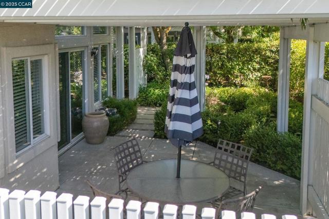 95 Goldspur Way, Brentwood CA: https://media.crmls.org/mediaz/e90be130-fedd-4931-b649-1988bfe40022.jpg