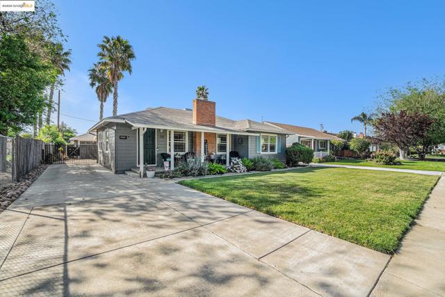 210 Delta Ave, Brentwood CA: https://media.crmls.org/mediaz/e90ca852-5ace-4ad2-bee5-cbc7bd60e4e0.jpg