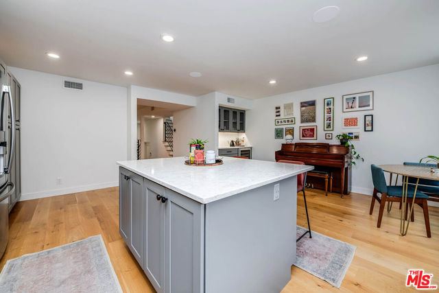 5731 Topanga Canyon Boulevard, Woodland Hills CA: https://media.crmls.org/mediaz/e90dbd26-716b-43b7-bee2-c7fbea8396c2.jpg