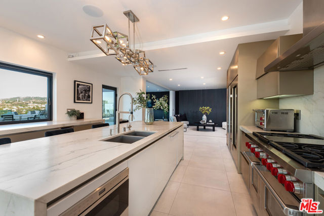 4338 Gayle Drive, Tarzana CA: https://media.crmls.org/mediaz/e90dd7b5-a5d1-40ea-a897-45b98a7c3f23.jpg