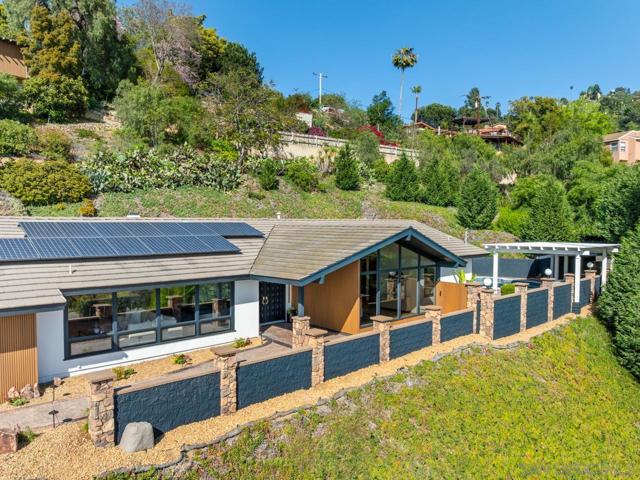4911 Beaumont Dr, La Mesa CA: https://media.crmls.org/mediaz/e90e1b08-d56f-4180-98bd-abfc8e3028c4.jpg