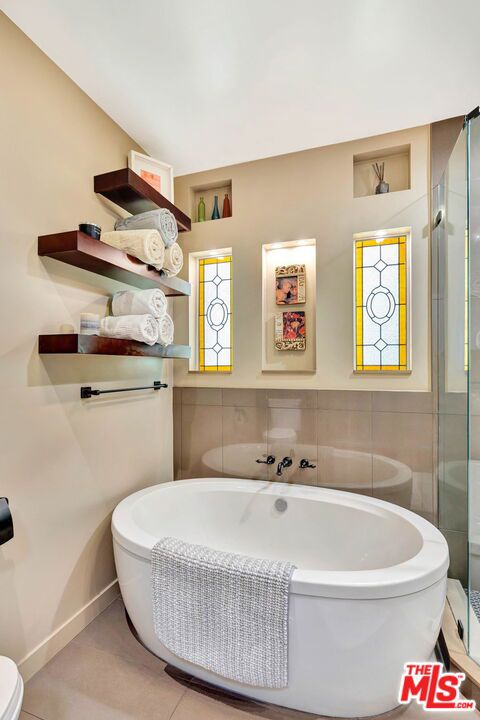 10257 Camarillo Street photo 22
