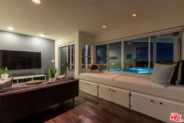 2224 Hercules Drive, Los Angeles CA: https://media.crmls.org/mediaz/e90e870f-5770-4b02-8b06-eef1cb78f7dd.jpg