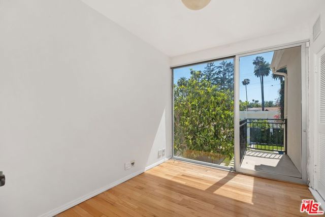 517 N Elm Drive, Beverly Hills CA: https://media.crmls.org/mediaz/e90e8cbf-2cbd-4e3e-9855-a1ddebdcfa64.jpg