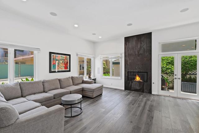 716 Glenview Ln, La Jolla CA: https://media.crmls.org/mediaz/e90ec920-1ce1-4af0-a277-cebec50ff7bf.jpg