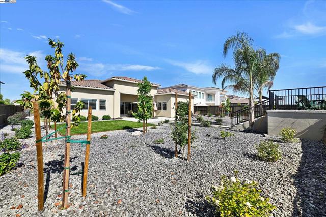 4072 Whitney Vista Ln, Rocklin CA: https://media.crmls.org/mediaz/e90f814c-cf96-4fd2-b873-0e625c8f00ce.jpg