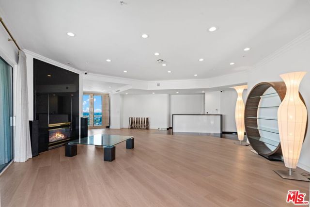 10490 Wilshire Boulevard, Los Angeles CA: https://media.crmls.org/mediaz/e90f88e0-d3dc-4662-a8c7-207a8d164b0d.jpg