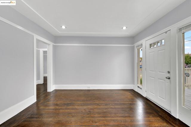 1009 106Th Ave, Oakland CA: https://media.crmls.org/mediaz/e90ff232-a9bc-4121-a5e3-946d9f2512c0.jpg