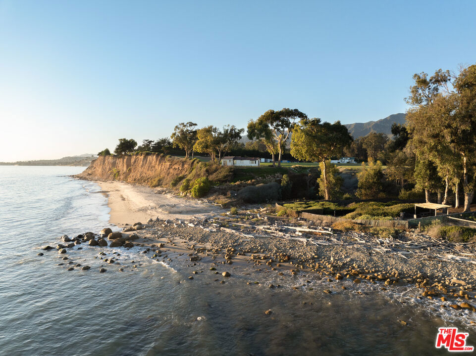 https://media.crmls.org/mediaz/e9100319-5dba-4d23-a056-4c91dc1073a7.jpg?preset=X-Large