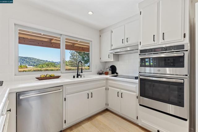 11 Breck Ct, Moraga CA: https://media.crmls.org/mediaz/e91060e2-bb18-4646-8e2b-774915313f52.jpg