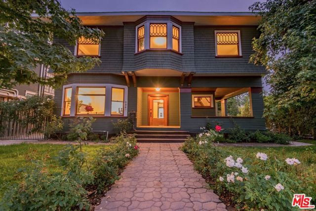 2057 S Oxford Avenue, Los Angeles CA: https://media.crmls.org/mediaz/e910bd80-0c59-4e19-b3d9-c683104b1288.jpg