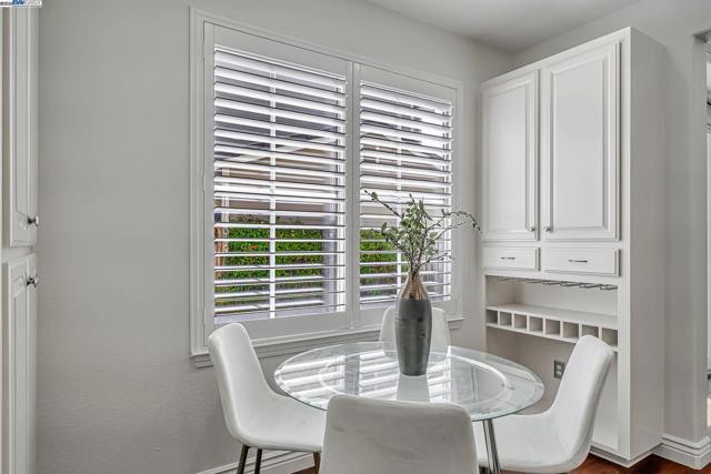 260 Abigail Cir, Danville CA: https://media.crmls.org/mediaz/e910fd31-e4a0-4381-b8a8-e8804eae1a9d.jpg