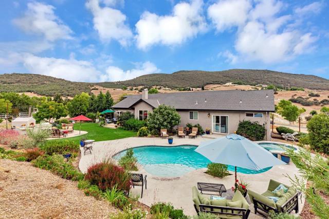 44737 Sun Valley Drive, King City CA: https://media.crmls.org/mediaz/e91111fe-88c0-4d10-9bec-51fe1878de67.jpg