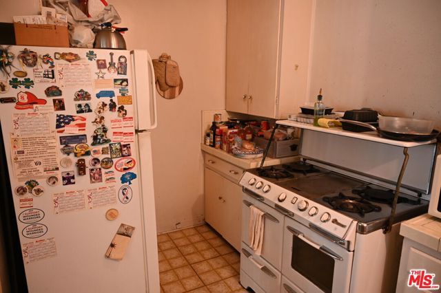 10332 S Gramercy Place, Los Angeles CA: https://media.crmls.org/mediaz/e9112d7d-3bbd-4b39-8c5c-1401506011aa.jpg