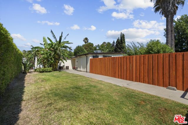 7659 Lindley Avenue, Reseda CA: https://media.crmls.org/mediaz/e9124dba-8b16-4c95-948e-c3098284a38b.jpg