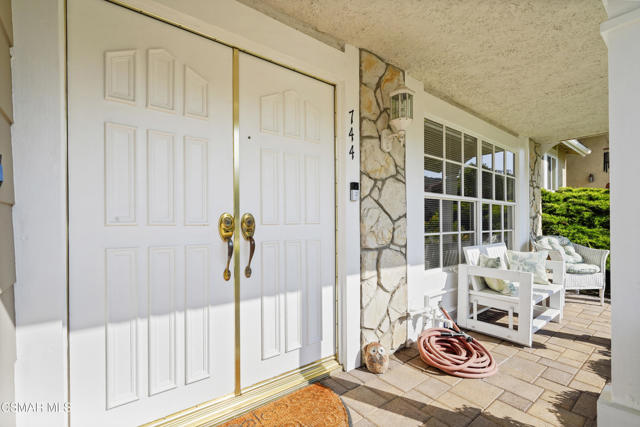 744 Calle Las Colinas, Newbury Park CA: https://media.crmls.org/mediaz/e9126faf-ffdf-48c8-94de-8e0f9c7fdbb0.jpg