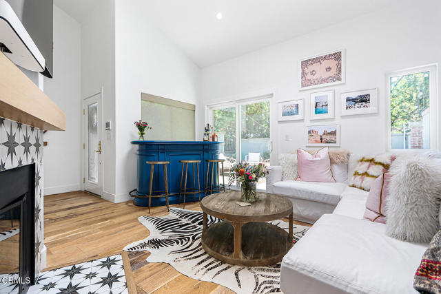 Detail Gallery Image 3 of 28 For 14 Bermuda Ct, Manhattan Beach,  CA 90266 - 2 Beds | 2/1 Baths