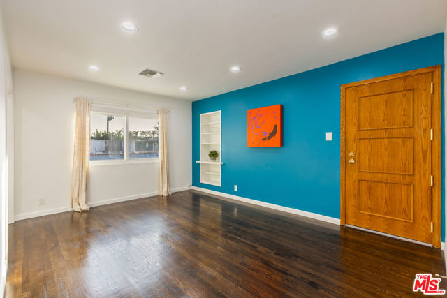 811 E Nutwood Street, Inglewood CA: https://media.crmls.org/mediaz/e9140b6d-77d9-41e4-b985-a2975a19660d.jpg