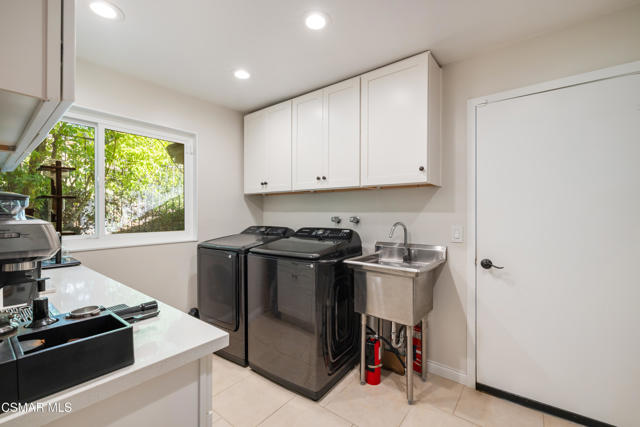 885 Rim Crest Drive, Westlake Village CA: https://media.crmls.org/mediaz/e915322a-4d05-4823-8e17-d5c9028f75fa.jpg