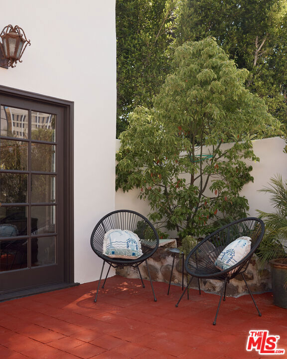 6401 San Vicente Boulevard, Los Angeles CA: https://media.crmls.org/mediaz/e9157114-262a-48fe-9dd9-4f4ff764697d.jpg