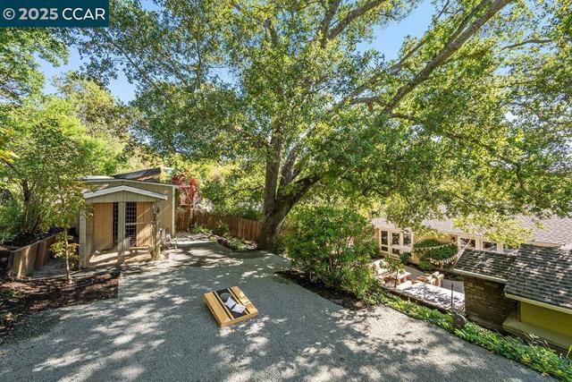 390 Castello Rd, Lafayette CA: https://media.crmls.org/mediaz/e915a0e7-6e5d-48dd-9995-330a0e6ea72d.jpg