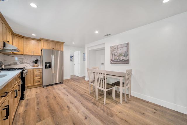 3031 Logan St, Oakland CA: https://media.crmls.org/mediaz/e91616e2-4bf9-4c4a-8747-cb2d54328df4.jpg