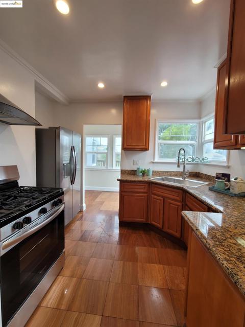 3504 68Th Ave, Oakland CA: https://media.crmls.org/mediaz/e9168d9c-a337-4544-bf44-41844049876b.jpg