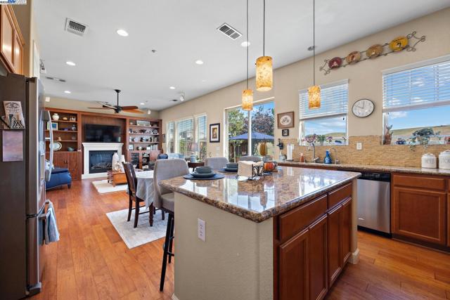 9779 Reimers Way, Dublin CA: https://media.crmls.org/mediaz/e917298b-7c08-4319-bc95-bd628a46da50.jpg