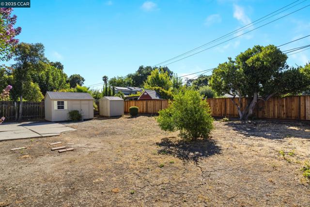 1950 Emerald St, Concord CA: https://media.crmls.org/mediaz/e91737e0-20a1-44b3-9f46-a170bff7fc73.jpg
