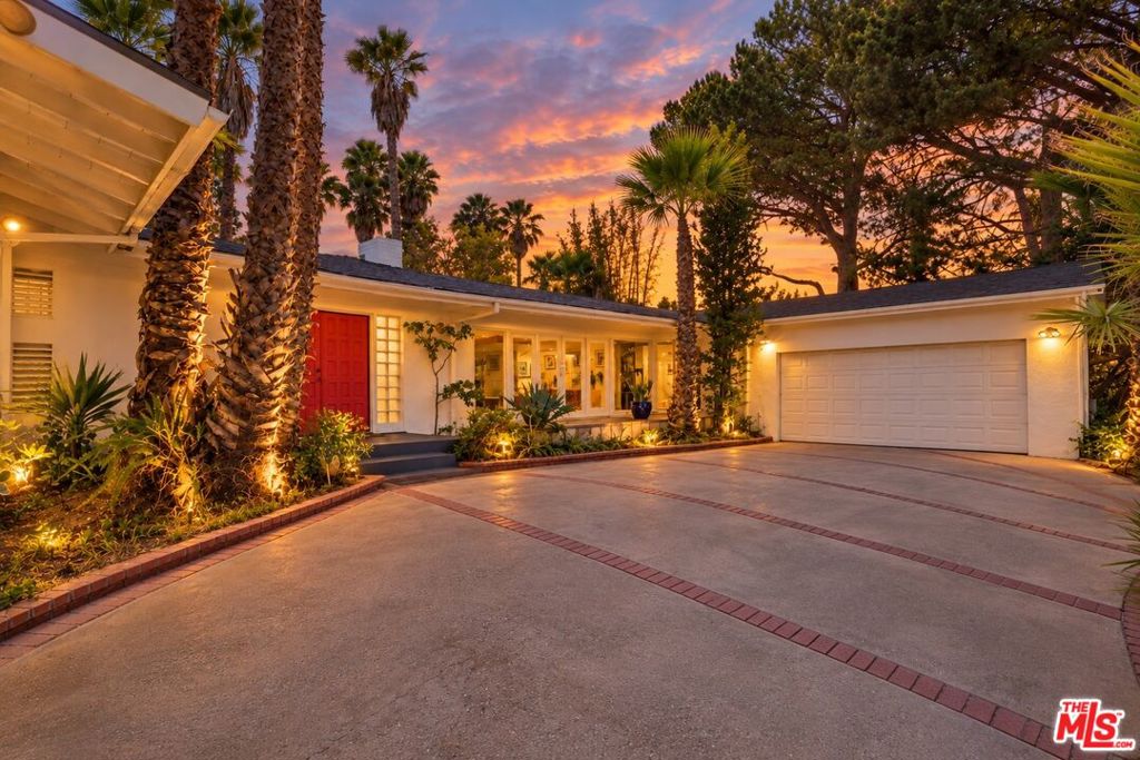 8364 Mulholland Drive — Mid Century Modern