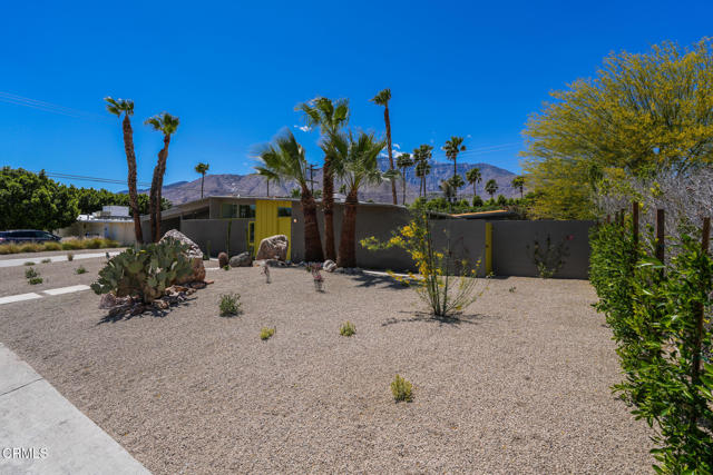 2839 N Davis Way, Palm Springs CA: https://media.crmls.org/mediaz/e918e6ee-e351-4339-9c39-48f66fbca57d.jpg