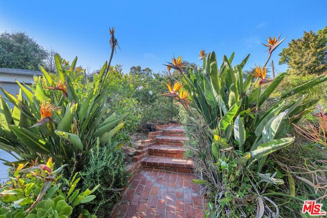 10321 Rochester Avenue, Los Angeles CA: https://media.crmls.org/mediaz/e918f582-f205-46ac-abe1-f414eb8bcb8b.jpg