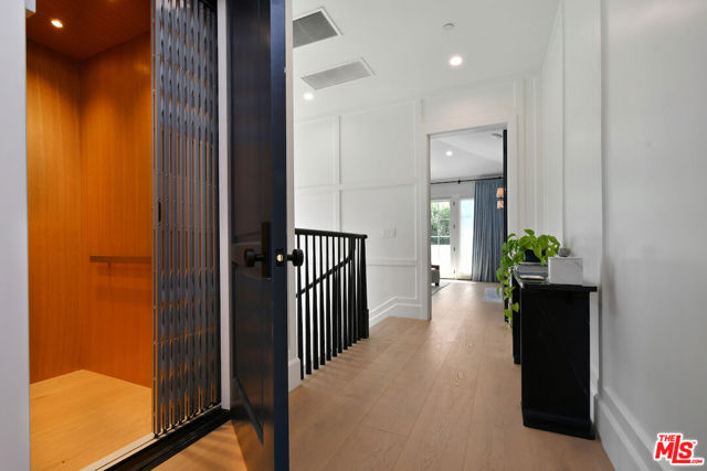 416 21st Place, Santa Monica CA: https://media.crmls.org/mediaz/e9190400-929d-46f5-91b0-fe7b326f1a3c.jpg