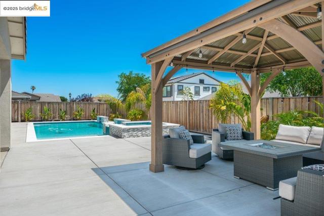 304 Adora Ln, Oakley CA: https://media.crmls.org/mediaz/e91a0267-bbb7-4e16-bf2e-cf96c50f4775.jpg