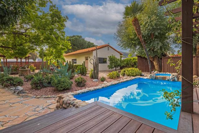 23540 Oriente Way, Ramona CA: https://media.crmls.org/mediaz/e91ab508-f617-4ec3-b150-e6d894c944b8.jpg