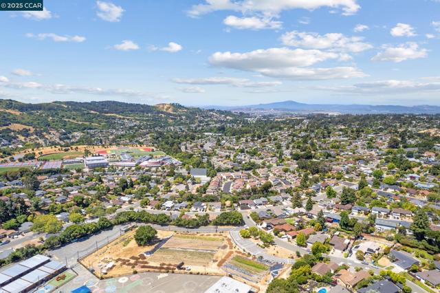 4816 Meadowbrook Dr, Richmond CA: https://media.crmls.org/mediaz/e91ac3f6-49a6-4bd8-8006-96ababc89062.jpg