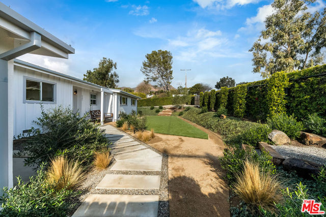 5761 Calpine Drive, Malibu CA: https://media.crmls.org/mediaz/e91af118-1794-4b11-bfb5-b78b4b7ae3d5.jpg