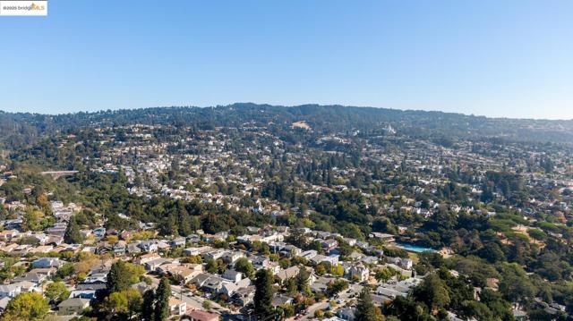 1515 Hampel St, Oakland CA: https://media.crmls.org/mediaz/e91af71f-6e56-4fe1-ab72-1fd0d6321937.jpg